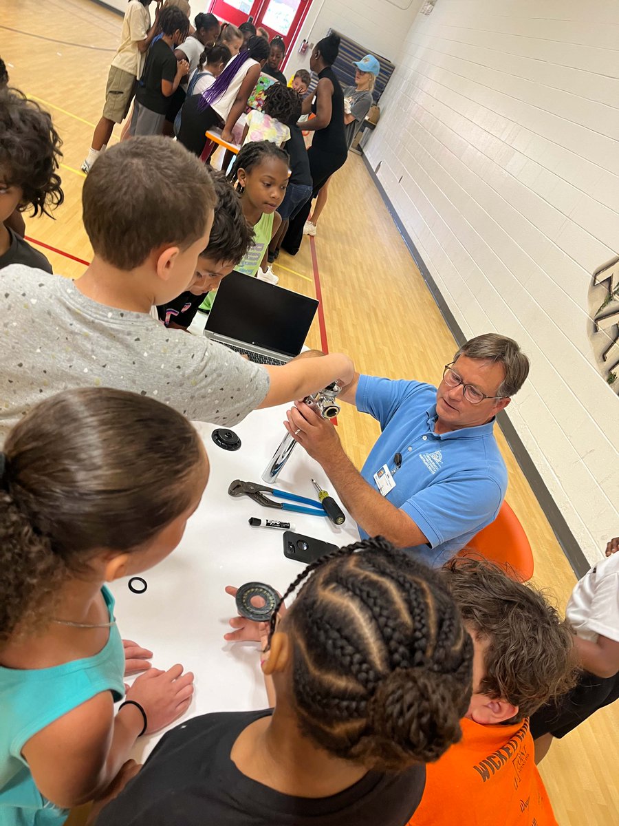 VBCPSMaintServ's tweet photo. Our Building Manager, James O'Connor was at Parkway ES for Career Day letting students know what a building manager does and answering questions. https://t.co/Ah6dVRXAyU