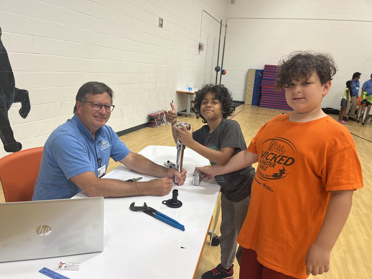 VBCPSMaintServ's tweet photo. Our Building Manager, James O'Connor was at Parkway ES for Career Day letting students know what a building manager does and answering questions. https://t.co/Ah6dVRXAyU