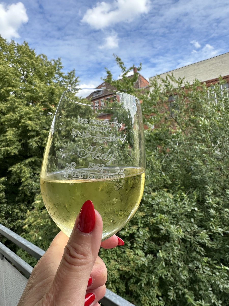 hedyundolaf's tweet photo. Es ist besser, voll guten Weines zu sterben, als voll Durst! 🙄🍷🤭🤭😂😂😂😂

#fump und Prost ihr Lieben 🫶 🥂🍻🍹🍸🥃😂😂😂 https://t.co/NhjuppK4Mi