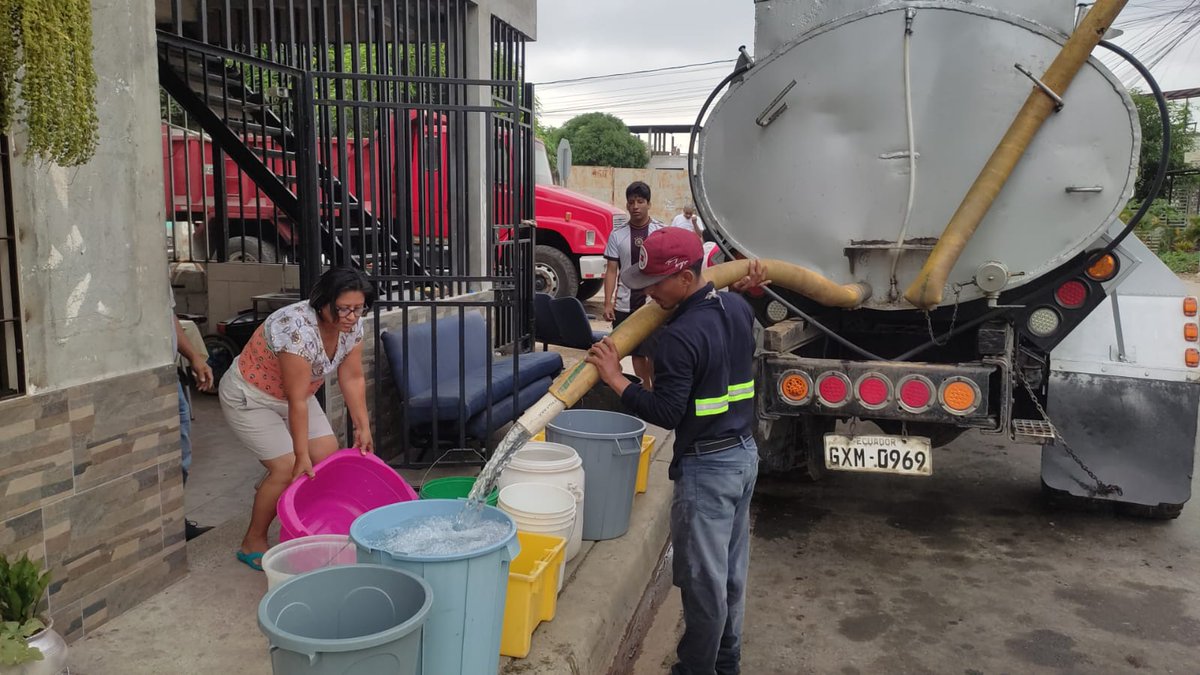 #TrabajoEmergente  avanzamos con los trabajos de excavación previo a los trabajos de reparación en el acueducto de 700 mm en #vialacostaguayaquil.
Seguimos entregando agua a través de tanqueros:
📍 San Gerónimo
📍 Valle Alto 
📍 Coop. Puerto Rico
📍 Ciudad Olimpo