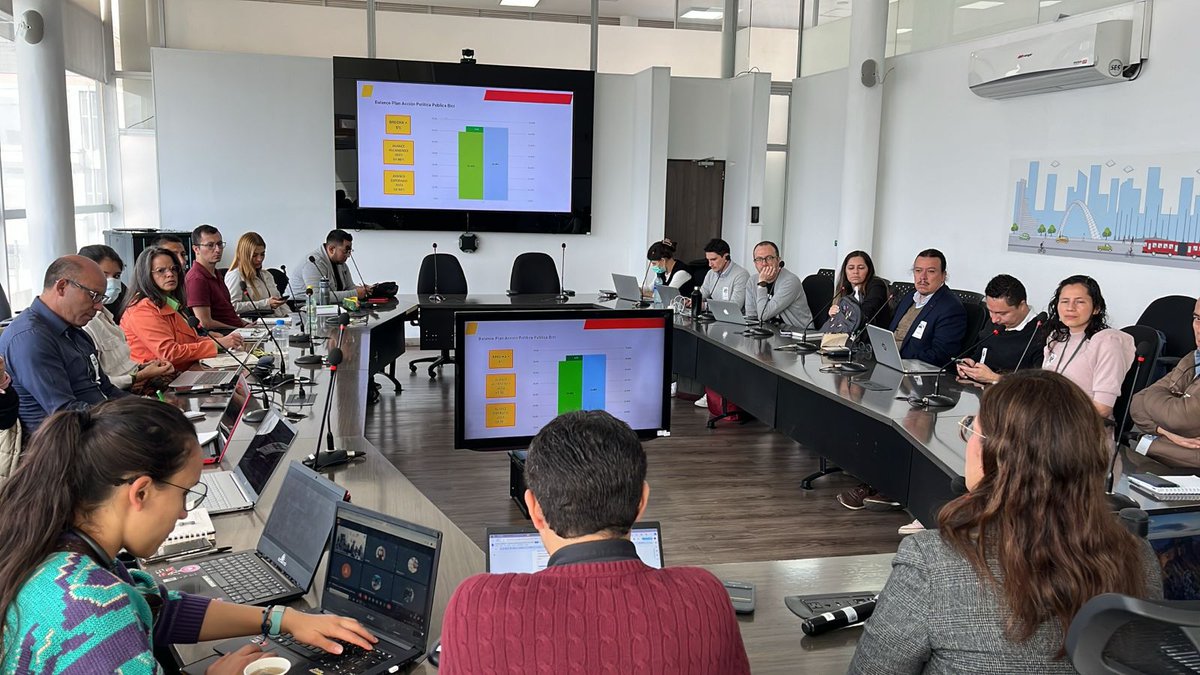 SectorMovilidad's tweet photo. ¡Bogotá avanza en su compromiso con la movilidad sostenible! 🍃

Hoy la Comisión Intersectorial de la Bicicleta sesionó para presentar los avances, metas y retos para el 2024 y el cuatrienio, en cumplimiento con el plan de acción de la Política Pública de la Bici y del PDD ‘#BogotáCaminaSegura’