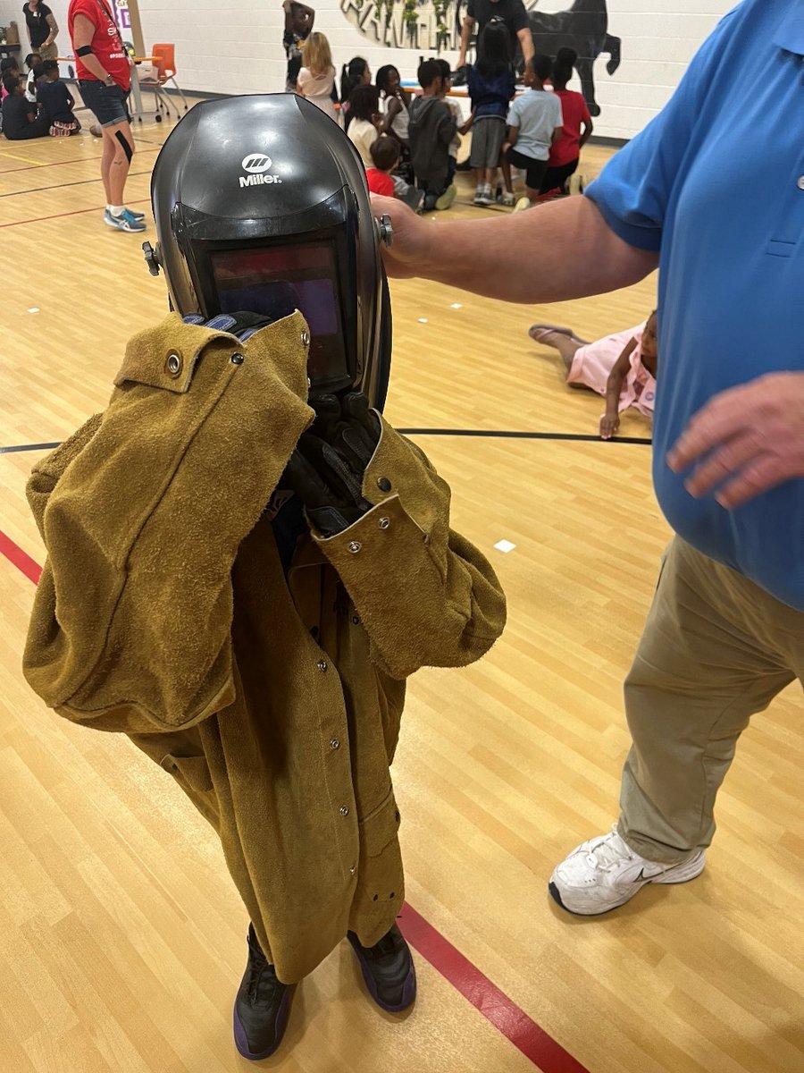 VBCPSMaintServ's tweet photo. Mike Martin and Justin Ruffin from our general maintenance shop, explained to students at Parkway ES Career Day the different machines used in Maintenance Svcs, the importance of safety and answered questions. The students were very interested in the welding protective equipment. https://t.co/2jbWKMbcSf