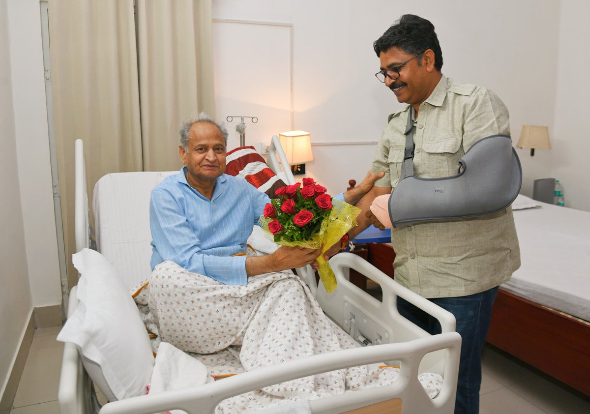TikaRamJullyINC's tweet photo. राजस्थान प्रदेश के पूर्व मुख्यमंत्री आदरणीय श्री अशोक गहलोत जी से जयपुर में उनके निवास स्थान पर मुलाकात की। 

विगत समय से उनकी अस्वस्था के बाद उनकी कुशलक्षेम जानी एवं ईश्वर से शीघ्र स्वास्थ्य लाभ की कामना की।

@ashokgehlot51 https://t.co/DBS9qine2y