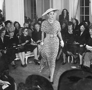 Fashionismo's tweet photo. Ontem eu não tive tempo, mas hoje tenho e estou chafurdando os anais da moda rs em busca de dados históricos sobre a famigerada oncinha para a Newsletter do Fashionismo.

E já trago notícias: A estampa é de milênios, desde Seshat, a deusa egípcia da sabedoria, passando por Dionísio, Deus do Vinho e do Hedonismo, e Anatólia, deusa da fertilidade.

Já nos anos 20, a estampa de leopardo viveu um boom e era a favorita de mulheres modernas sofisticadas e culturalmente ativas na sociedade, mas também era acessível à classe média ligada em moda e apaixonada por cinema. Atrizes como Josephine Baker e Theda Bara, adotavam a estampa em tom de provocação e numa época de mais liberdade sexual.

Dior foi o 1o estilista a usar a estampa (não de pele) nas passarelas em 1947 e ainda proclamou, “Se você é justo e doce, não use!”. Nos anos 40 foi referência na era pin-up, nos anos 50 as estrelas de cinema Ava Gardner e Marilyn Monroe, reforçavam o ideal da estampa como algo glamuroso, confiante e com pitada de provocação sexual.