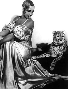 Fashionismo's tweet photo. Ontem eu não tive tempo, mas hoje tenho e estou chafurdando os anais da moda rs em busca de dados históricos sobre a famigerada oncinha para a Newsletter do Fashionismo.

E já trago notícias: A estampa é de milênios, desde Seshat, a deusa egípcia da sabedoria, passando por Dionísio, Deus do Vinho e do Hedonismo, e Anatólia, deusa da fertilidade.

Já nos anos 20, a estampa de leopardo viveu um boom e era a favorita de mulheres modernas sofisticadas e culturalmente ativas na sociedade, mas também era acessível à classe média ligada em moda e apaixonada por cinema. Atrizes como Josephine Baker e Theda Bara, adotavam a estampa em tom de provocação e numa época de mais liberdade sexual.

Dior foi o 1o estilista a usar a estampa (não de pele) nas passarelas em 1947 e ainda proclamou, “Se você é justo e doce, não use!”. Nos anos 40 foi referência na era pin-up, nos anos 50 as estrelas de cinema Ava Gardner e Marilyn Monroe, reforçavam o ideal da estampa como algo glamuroso, confiante e com pitada de provocação sexual.