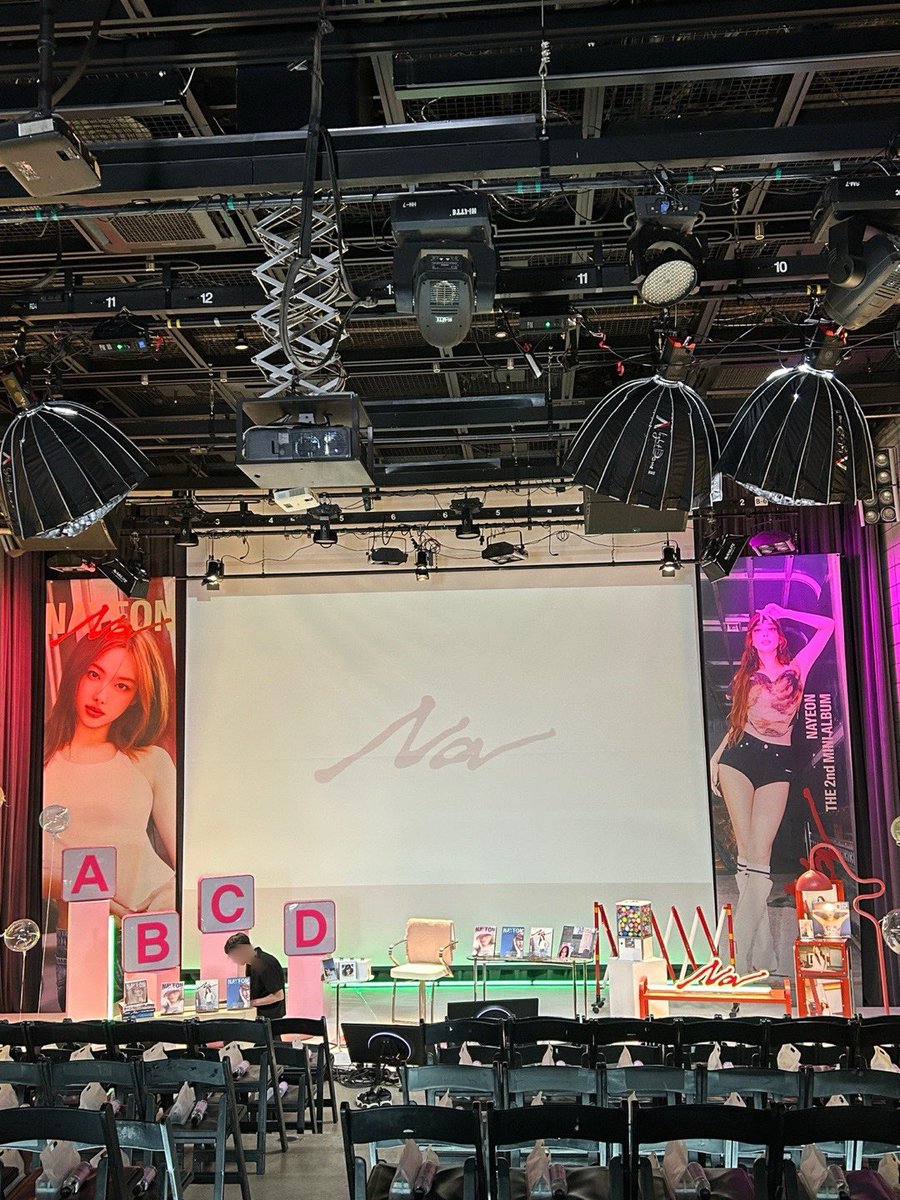 원스와 함께한 ABCD PREMIERE EVENT 완료 🔠
뮤직비디오 최초 공개, 서프라이즈 이벤트, 포토타임까지 알차게 마무리 📷
내일 컴백까지 많은 사랑과 응원 부탁드려요 🐰🩵

ABCD PREMIERE EVENT with ONCE 🔠
We watched the music video for the first time, had a surprise party, and took photos