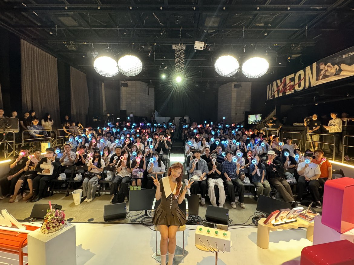JYPETWICE's tweet photo. 원스와 함께한 ABCD PREMIERE EVENT 완료 🔠
뮤직비디오 최초 공개, 서프라이즈 이벤트, 포토타임까지 알차게 마무리 📷
내일 컴백까지 많은 사랑과 응원 부탁드려요 🐰🩵

ABCD PREMIERE EVENT with ONCE 🔠
We watched the music video for the first time, had a surprise party, and took photos together 📷
Please give your unlimited love and support for tomorrow's comeback 🐰🩵

"NA" Pre-Save & Pre-Order
https://t.co/ZWXLniJIBJ 

Release on
2024.06.14 FRI 1PM KST/0AM ET                 

#TWICE #트와이스 #NAYEON #나연 
#NA #ABCD