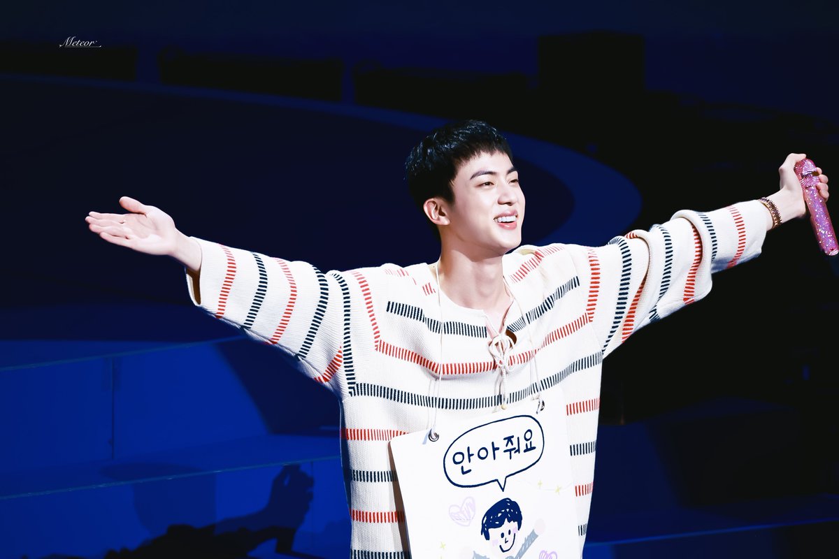 Meteor_Jin's tweet photo. 240613 FESTA 1부

#WelcomeBackJin 
#BTSJIN #BTS #JIN #방탄소년단 #김석진 https://t.co/3FdDgPRxu5