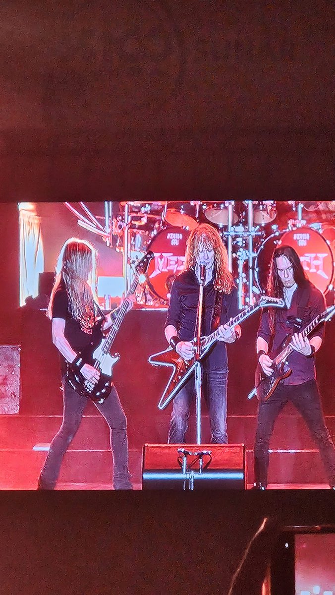 GivirBash's tweet photo. İlk önce hicret, sonra zikret, sonra şükret ve en sonunda headbang https://t.co/TauBrFvDvz
