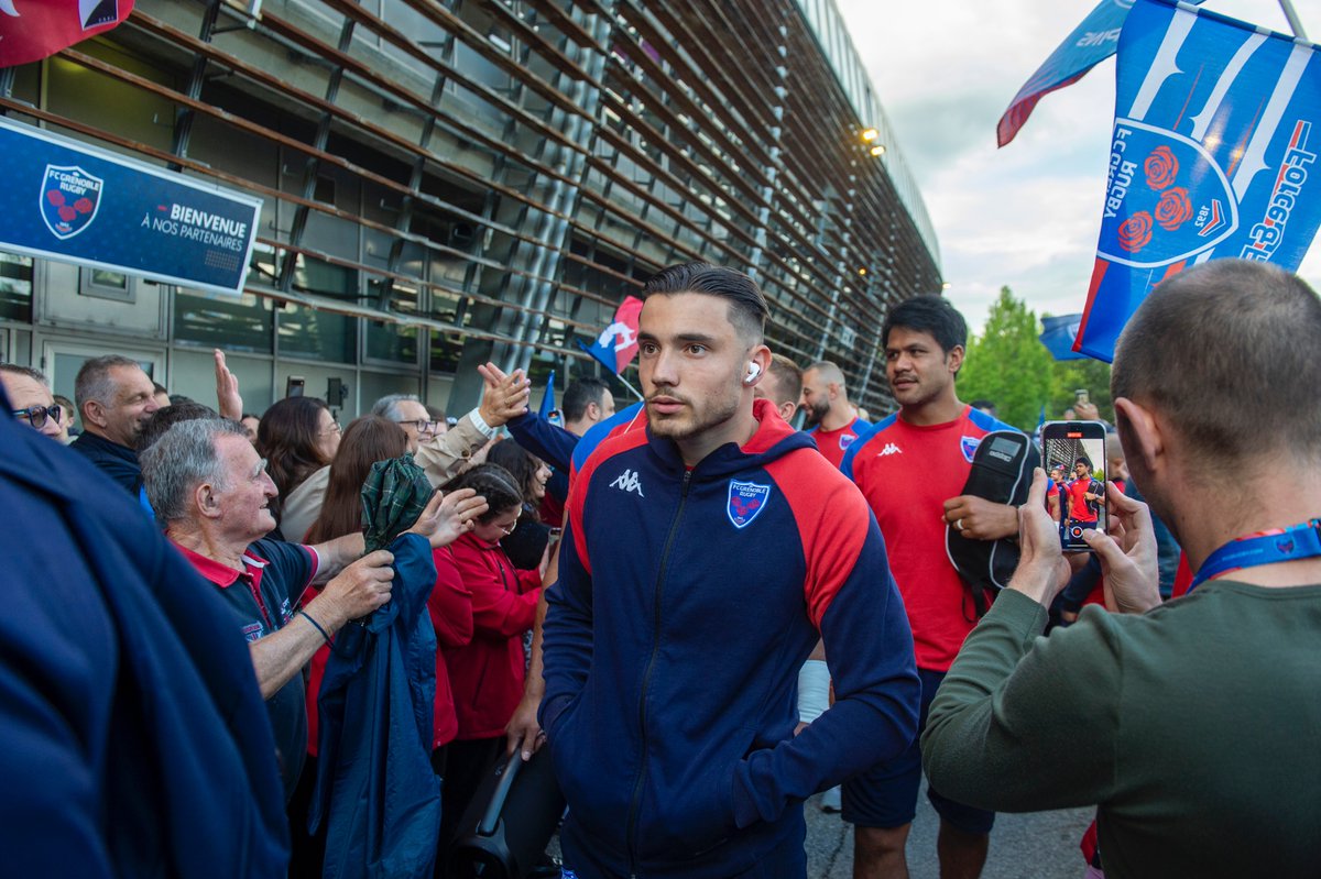 FCGrugby's tweet photo. 𝑯𝒂𝒊𝒆 𝒅'𝒉𝒐𝒏𝒏𝒆𝒖𝒓 🔴🔵
Plus que jamais, on a besoin de votre force !
Pour la haie d'honneur, rendez-vous dimanche dès 16h20 (les portes ouvrent à 16h) à l’intérieur du Stade des Alpes, ce sera sur le Parvis Sud (entrée Valmy), pour une arrivée des joueurs à 16h30 ! https://t.co/DqvueReYdB