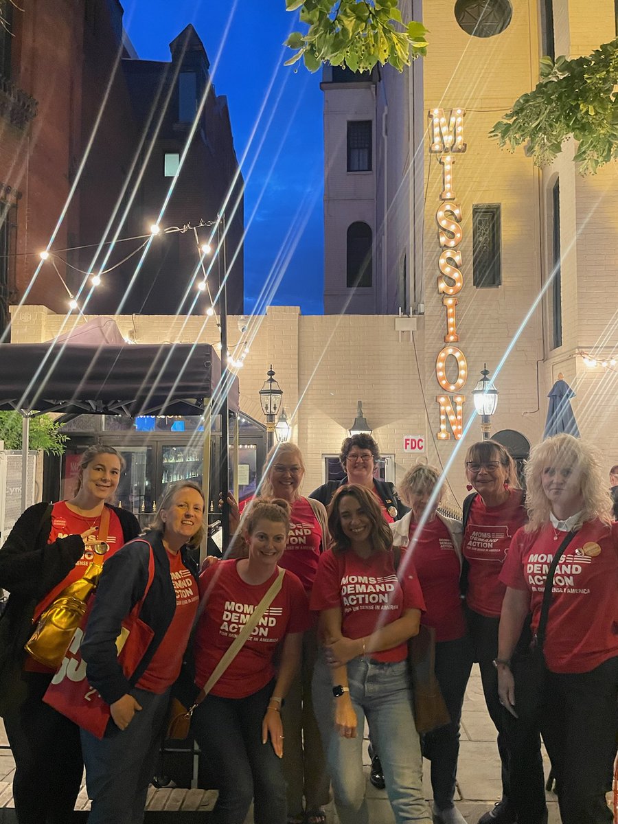 temple_hiatt's tweet photo. Iowa @MomsDemand volunteers were on a MISSION in DC at #GSU2024 this week to #EndGunViolence. People continually thanked us for our efforts. Our hostess shared how she had been impacted by gun violence. #KeepGoing and shining like the diamonds you are! ✨️ 🧡 #MomsAreEverywhere https://t.co/Xz9oF66kz1