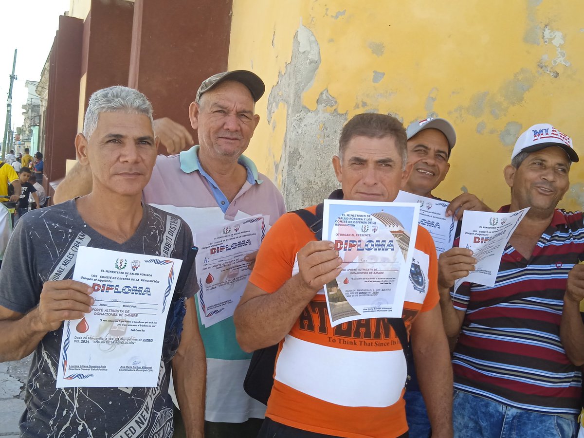 Los trabajadores de Azutecnia Granma celebrando El día del Donante de Sangre #Azutecnia1.Una gota de sangre salva vidas.