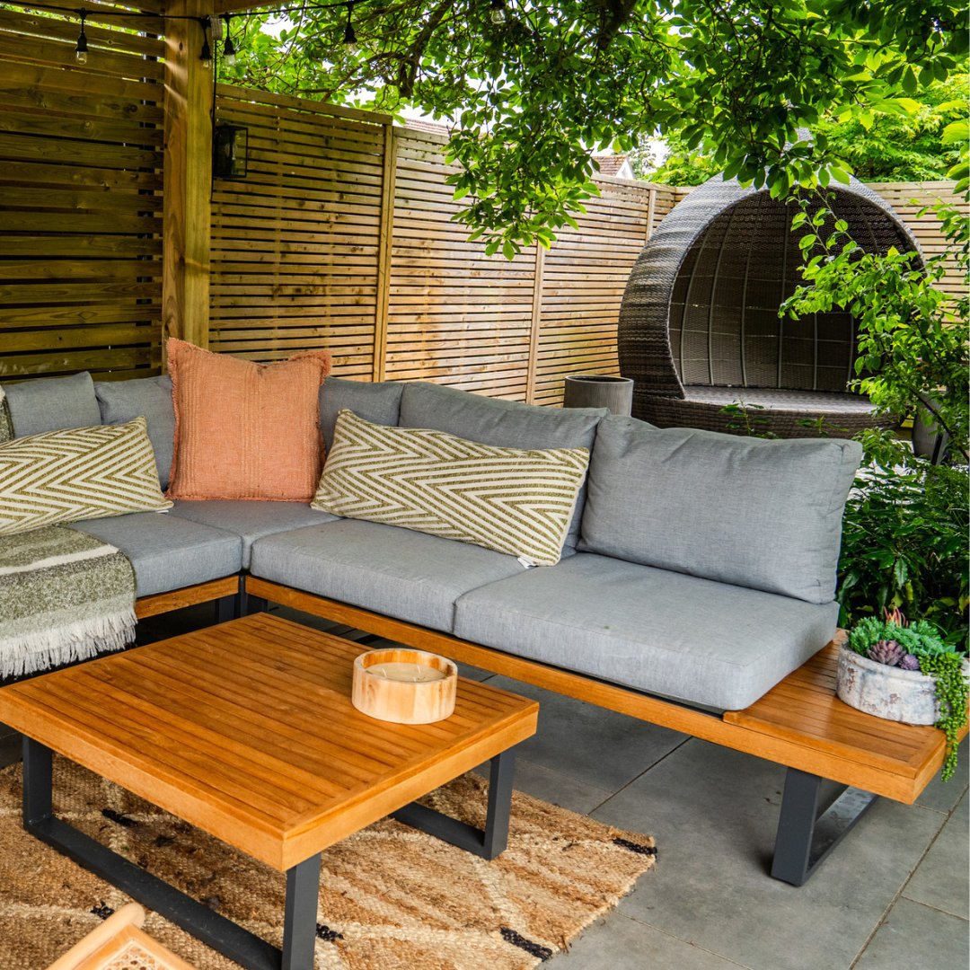LeicsGardens's tweet image. Cosy corners crafted for comfort. 💚

Unwind in your personal oasis designed by The Garden Design Co., where every detail invites relaxation.

#gardendesign #outdoorliving #seatingarea #luxurygarden #gardengoals #gardeninspiration #garden