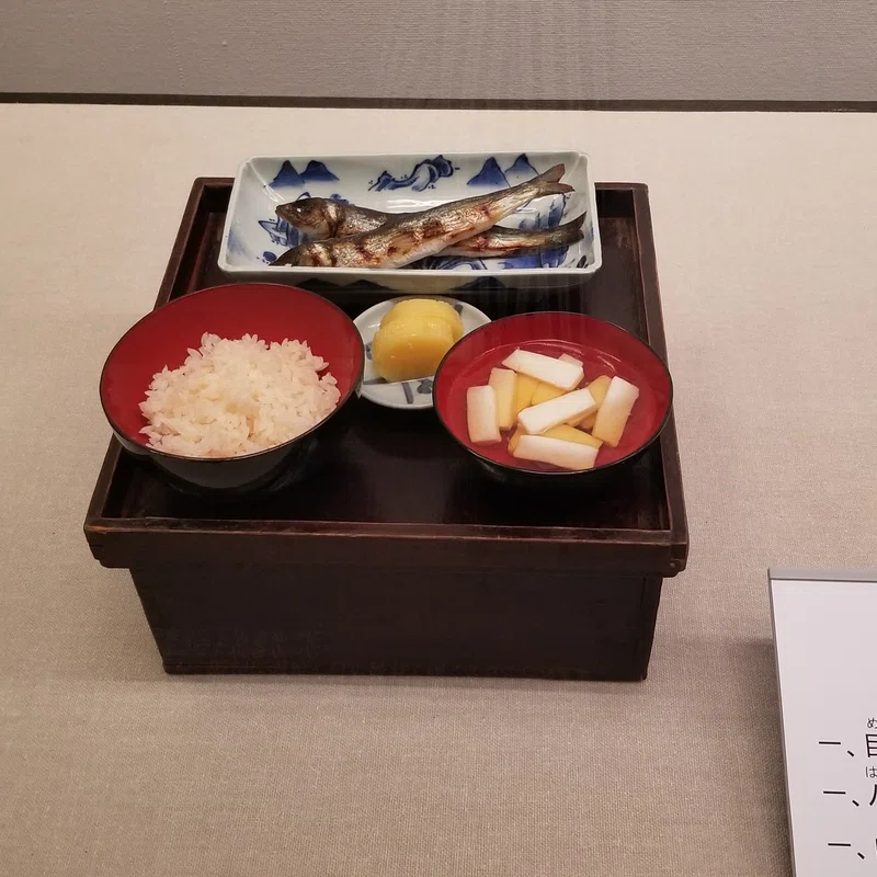 Awakend_Citizen's tweet photo. かつての日本人の食事とは、その土地で採れた自然の恵みに感謝と信仰を込めて手を合わせ「いただきます」と言って姿勢を正して残さず食べ、その日の糧とするものだった

今の人は背中を曲げ肘をつき、左手にスマホ、右手に工場で作られた加工食品を持ち「いただきます」も言わずにかぶりつき、ろくに噛まずに飲み込む行為を「食事」だと言う

工業製品の食事には感謝の心や信仰心は芽生えない
日々の食事に感謝と信仰がなければ食べ物も粗末にするし自分の健康も粗末にする

「美味しいから」好きなものだけを食べ
「腹が減ったから」好きな時に好きなだけ食べ
「飽きるから」毎日変わったものを食べる
これが現代人の当たり前
だから病気が増える

食事とは本来「美味しいから」「腹が減ったから」食べるものではないし、食事に「飽きる」も「飽きない」もないのだが、これが現代人にはどうにもこうにも通じない