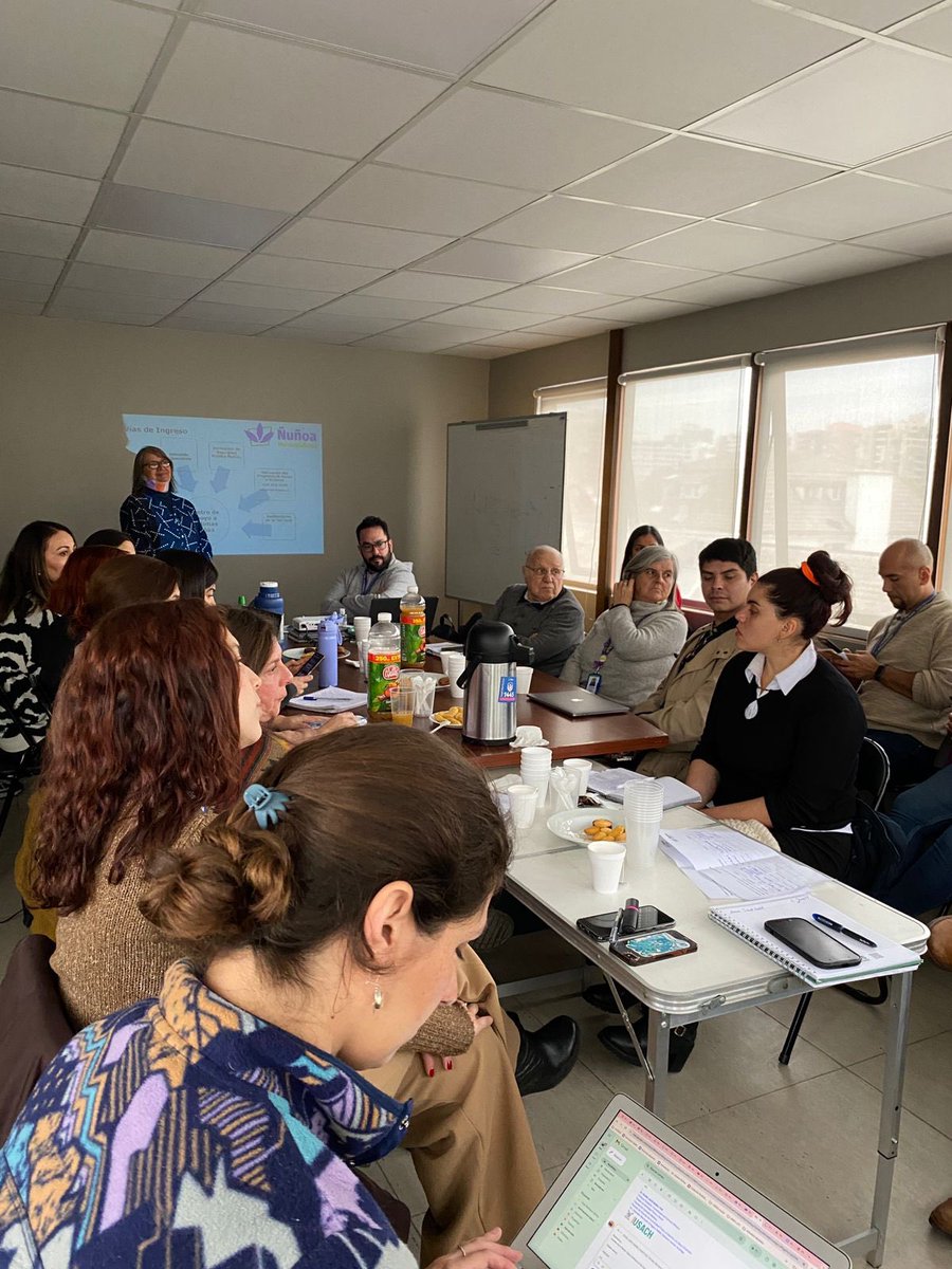 MuniNunoa's tweet photo. 👧🧒 Avanza implementación de #ProgramaLazos en Ñuñoa
☝️ Durante estos últimos días, el programa #Lazos ha continuado desarrollando acciones en la comuna.
✨El equipo de Parentalidad Positiva continúa con sus ciclos de Seminarios sobre crianza positiva, esta vez en el colegio Augusto D’Halmar.
✨ Por su parte, los Equipos de Detección Temprana y Terapia Multisistémica participaron en la mesa de salud mental de la comuna, que tiene por objetivo elaborar un plan preventivo sobre la temática, en el que las variables sobre prevención comunitaria son muy importantes.
✳️ Lazos es un programa gratuito y confidencial, dependiente de la @SubPrevDelito y que se está implementando en Ñuñoa, apoyando a las familias para que niñas, niños y adolescentes crezcan en un ambiente seguro y alejado de conductas de riesgo, estableciendo límites claros y manteniendo relaciones de crianza basadas en el cariño y el respeto.