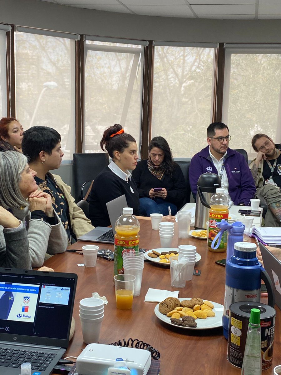 MuniNunoa's tweet photo. 👧🧒 Avanza implementación de #ProgramaLazos en Ñuñoa
☝️ Durante estos últimos días, el programa #Lazos ha continuado desarrollando acciones en la comuna.
✨El equipo de Parentalidad Positiva continúa con sus ciclos de Seminarios sobre crianza positiva, esta vez en el colegio Augusto D’Halmar.
✨ Por su parte, los Equipos de Detección Temprana y Terapia Multisistémica participaron en la mesa de salud mental de la comuna, que tiene por objetivo elaborar un plan preventivo sobre la temática, en el que las variables sobre prevención comunitaria son muy importantes.
✳️ Lazos es un programa gratuito y confidencial, dependiente de la @SubPrevDelito y que se está implementando en Ñuñoa, apoyando a las familias para que niñas, niños y adolescentes crezcan en un ambiente seguro y alejado de conductas de riesgo, estableciendo límites claros y manteniendo relaciones de crianza basadas en el cariño y el respeto.