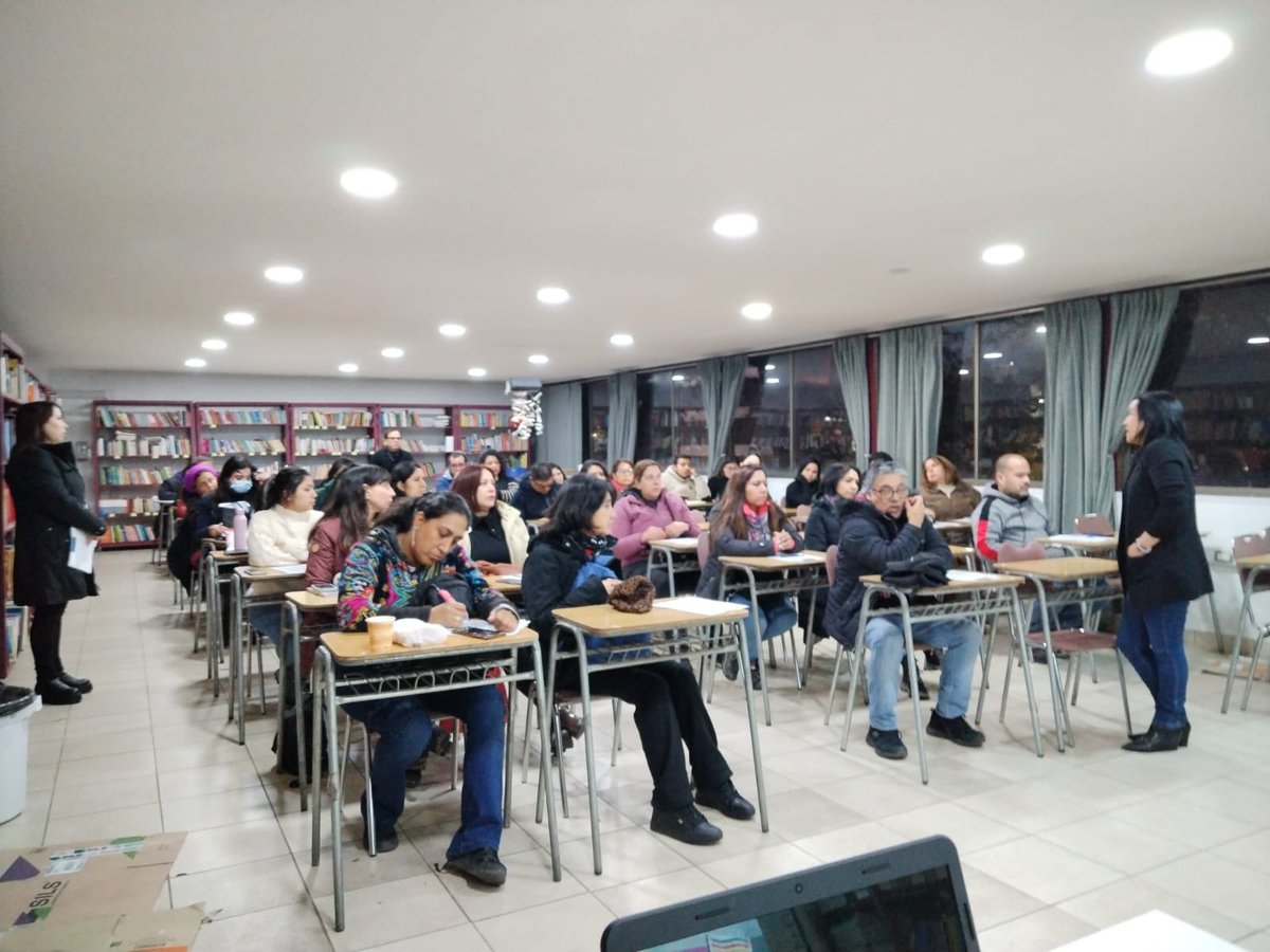 MuniNunoa's tweet photo. 👧🧒 Avanza implementación de #ProgramaLazos en Ñuñoa
☝️ Durante estos últimos días, el programa #Lazos ha continuado desarrollando acciones en la comuna.
✨El equipo de Parentalidad Positiva continúa con sus ciclos de Seminarios sobre crianza positiva, esta vez en el colegio Augusto D’Halmar.
✨ Por su parte, los Equipos de Detección Temprana y Terapia Multisistémica participaron en la mesa de salud mental de la comuna, que tiene por objetivo elaborar un plan preventivo sobre la temática, en el que las variables sobre prevención comunitaria son muy importantes.
✳️ Lazos es un programa gratuito y confidencial, dependiente de la @SubPrevDelito y que se está implementando en Ñuñoa, apoyando a las familias para que niñas, niños y adolescentes crezcan en un ambiente seguro y alejado de conductas de riesgo, estableciendo límites claros y manteniendo relaciones de crianza basadas en el cariño y el respeto.
