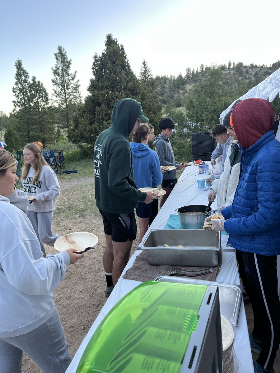 The staff and sherpas are cooking it up in the kitchen🥓🍔 Thank you for all your hardwork!