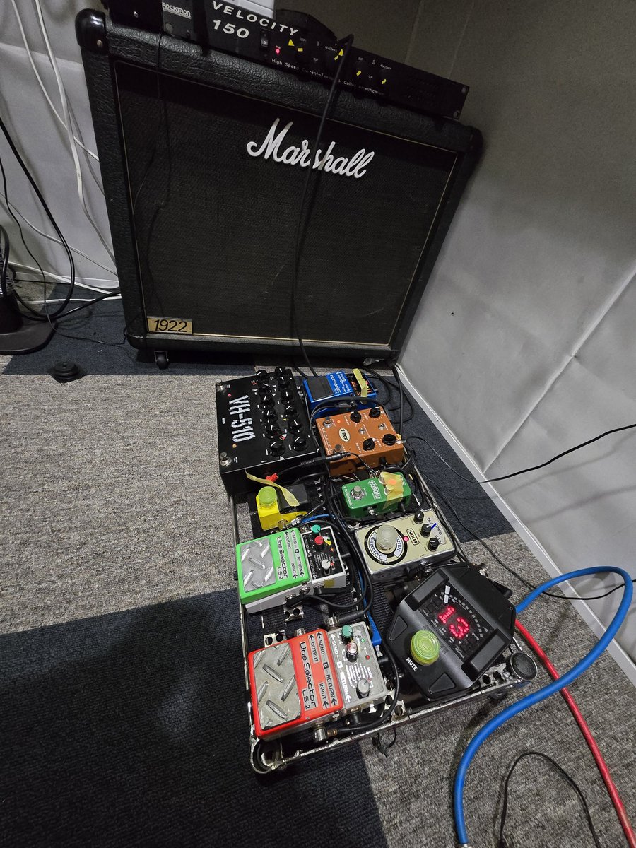 carboyfromhell's tweet photo. 真空管プリを使って組み直しました♪[VH-510]+[MXR ZakkO.D]+[chorus]基本はこの３つ！今回はノイズゲートも抜いてしまいました　対処しないとハウリングしてしまう、自然なギリギリ感が良いtoneです！　以前のセットよりハーモニクスが更に決まります♪
#エフェクターボード
#vh510
#peavy
#dsound https://t.co/gdZ34c3o8h