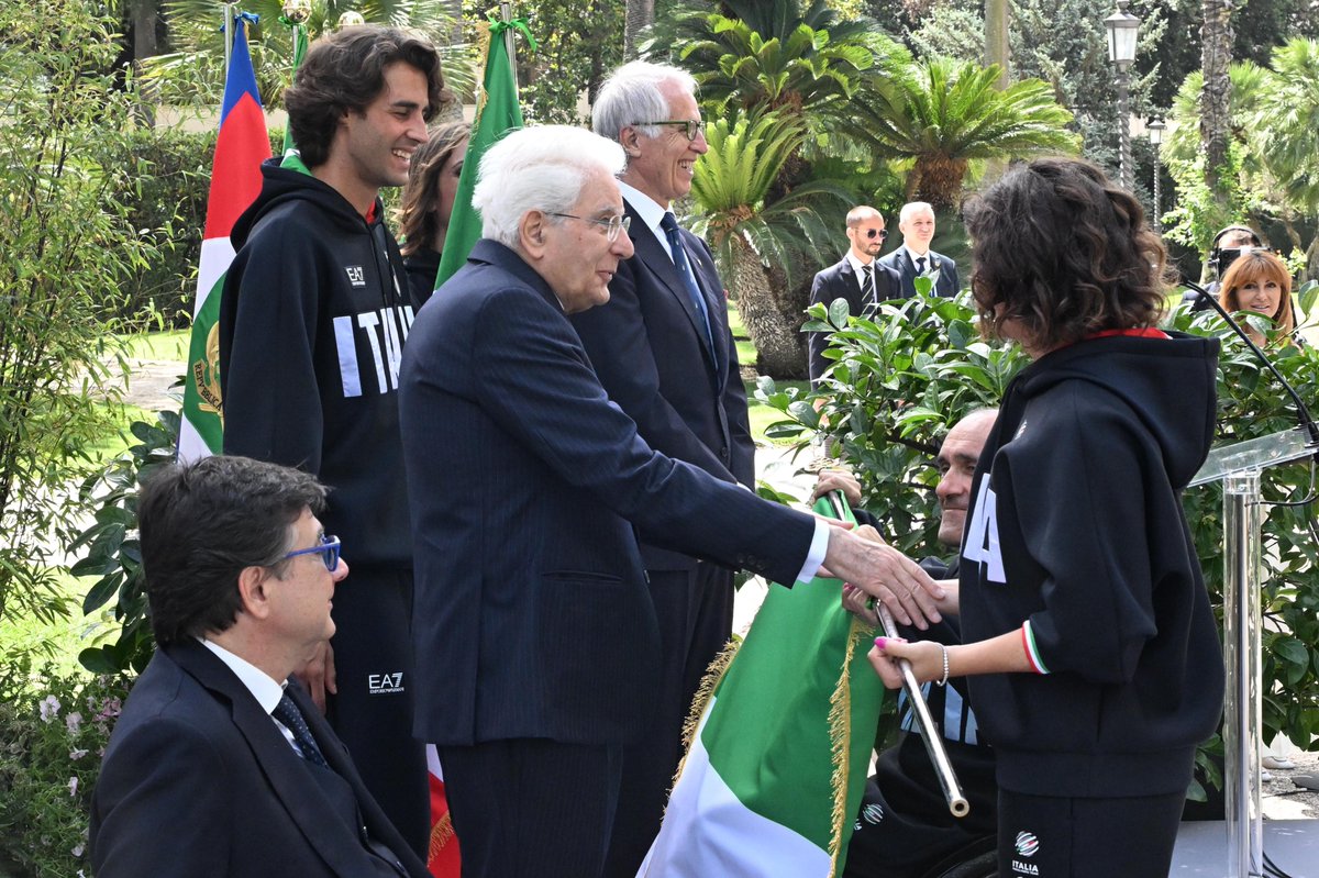 📸 Questa mattina al Quirinale i nostri portabandiera azzurri, Ambra Sabatini e Luca Mazzone, hanno ricevuto dal Presidente della Repubblica Sergio Mattarella le bandiera con la quale sfileranno durante la Cerimonia di apertura di <a href="/Paris2024/">Paris 2024</a>