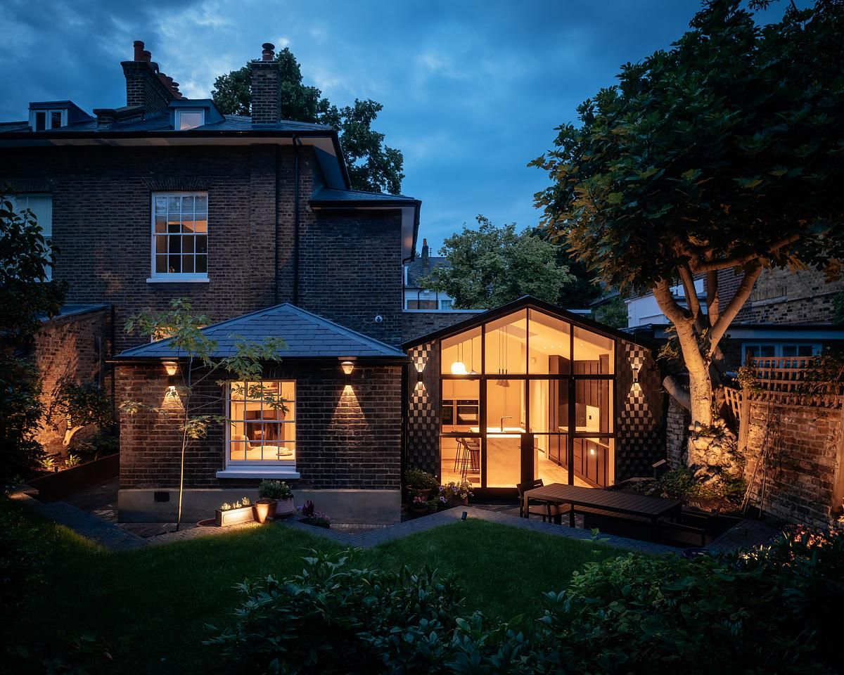 ArchitectureSoc's tweet image. Introducing Tilde House

Designer: @neildusheikoarchitects
Photographer: @clickclikjim / Jim Stephenson 
Builder: @sygnetstyle
Engineer: @conisbee_uk
Qs: @measur_qs
#architecture #victorianhouse #modernextension #heritageremodel