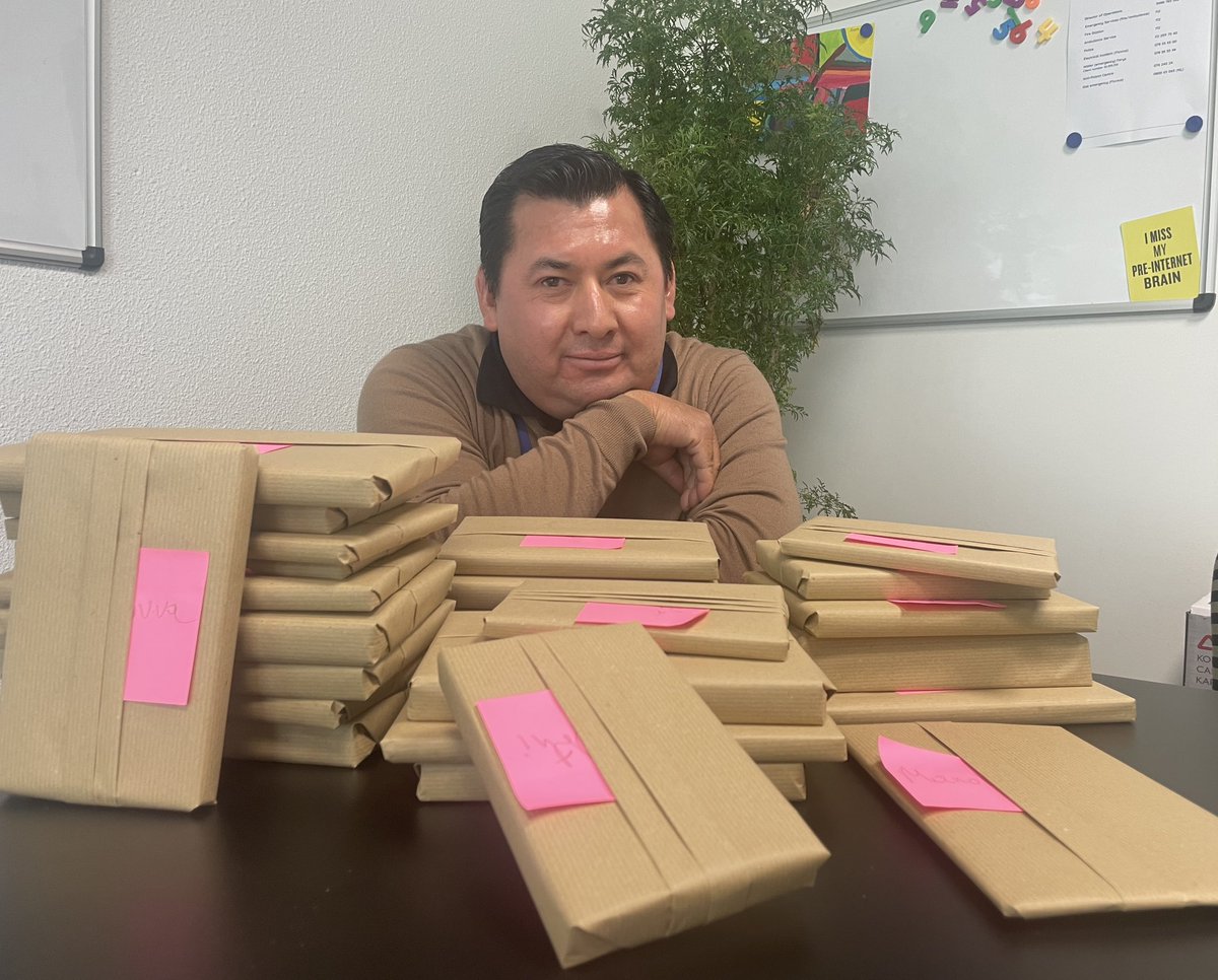 This year I have decided to begin a tradition related to my passion for reading.
I have invited everyone in my team to participate in a blind date with a book. My job was to find a “date” that matched two themes they gave me.
I hope that my “match making skills” work.