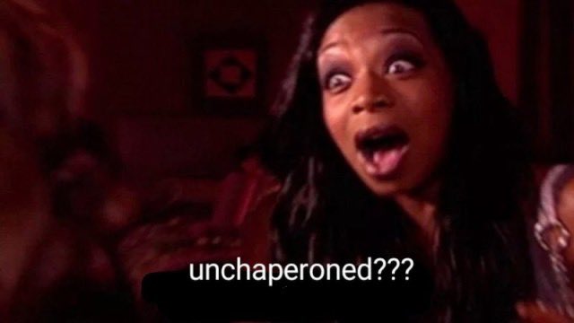 chaoticguitar's tweet photo. Me watching Colin and Penelope Bridgerton in the middle of Mayfair fighting and snogging and then a knee shows up- https://t.co/1SWYfZGsIB