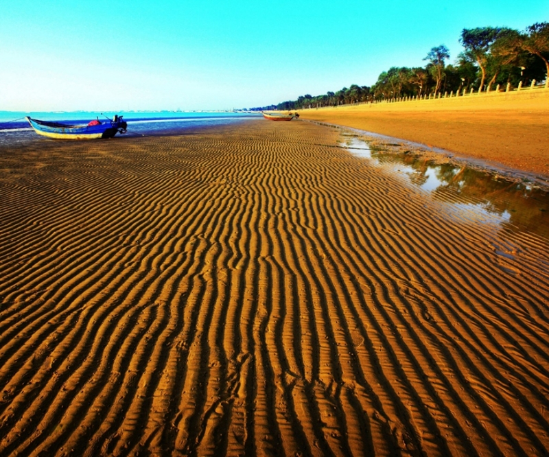DiscoverLN's tweet photo. #LiaoningTourism #DiscoverLiaoning The Golden Coast of Baisha Bay in Yingkou City features smooth, clear waters, gentle waves, and fine sand. It is renowned as the 'Top Beach in Northeast China.' ๐๐๏ธโจ#BaishaBay #TopBeach https://t.co/lN4GlCsZN6