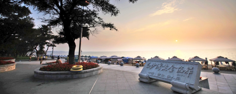 DiscoverLN's tweet photo. #LiaoningTourism #DiscoverLiaoning The Golden Coast of Baisha Bay in Yingkou City features smooth, clear waters, gentle waves, and fine sand. It is renowned as the 'Top Beach in Northeast China.' ๐๐๏ธโจ#BaishaBay #TopBeach https://t.co/lN4GlCsZN6