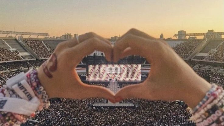 hotmessjunk's tweet photo. Happy 100th show of the eras tour for those who celebrate !! https://t.co/02XvGoG2XE