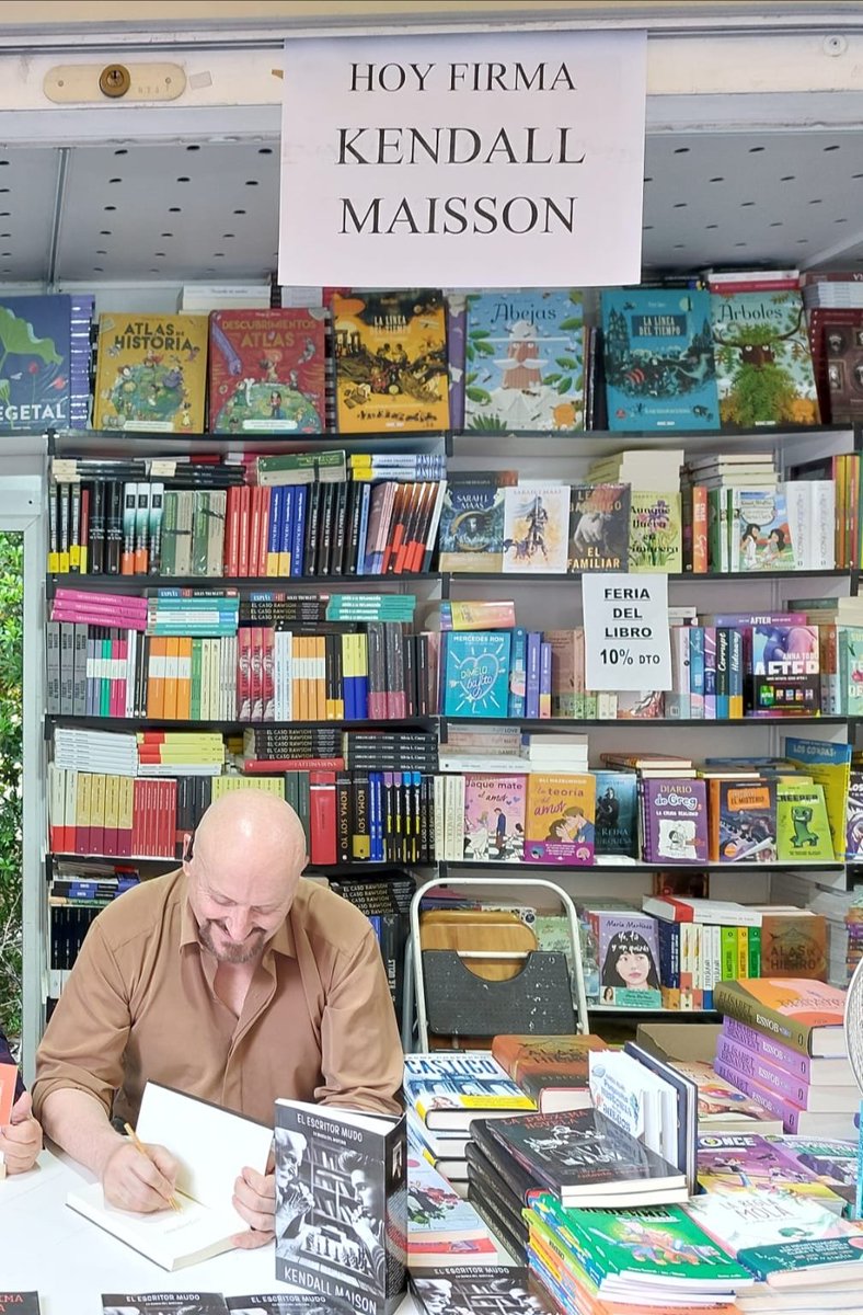 Firmando ejemplares de mi nueva novela en la feria del libro de Madrid.