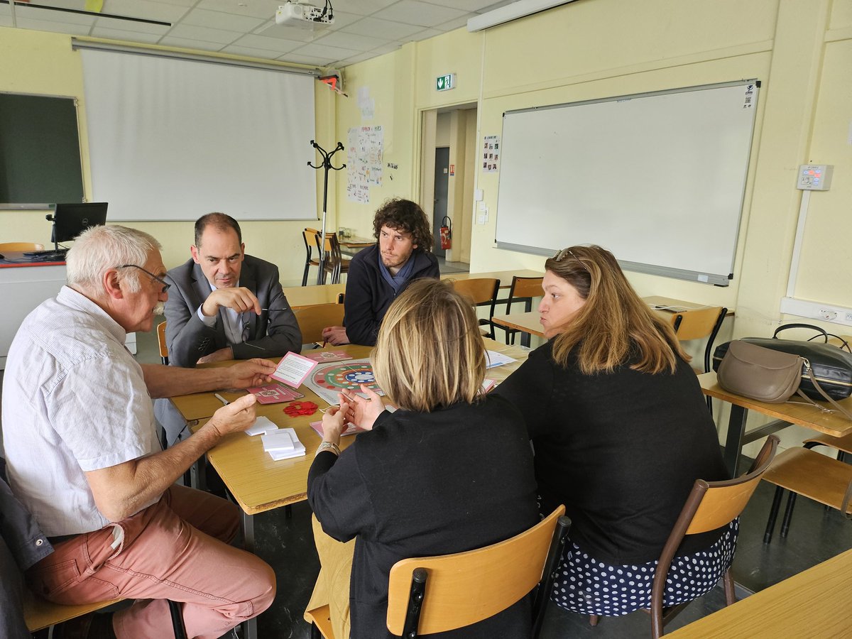 fonjep's tweet photo. Mise en travail autour de #évaluationcoconstruite
Bâtir un #glossaire pour se comprendre @MJCdeFrance @FamillesRurales @centresociaux @MRJC_com @Elisfa_ @ComLECGS @AssoUFCV @MathildeGouget @urhajcentrevaldeloire @villedetours @UsgpRCVL https://t.co/D7kADzs8Dp