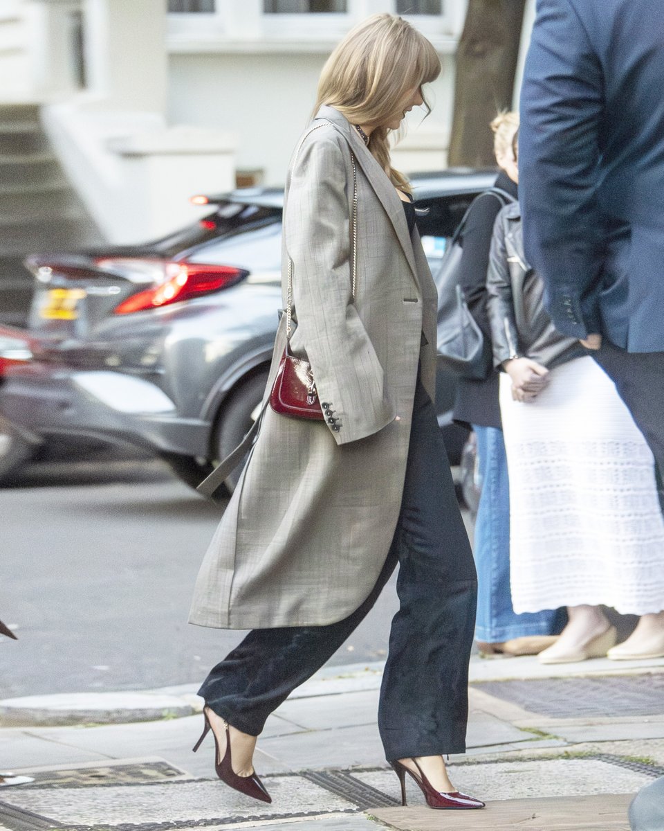 gucci's tweet photo. .@taylorswift13 wears a #JackieNotte bag and #GucciSignoria slingback pumps while out in London. #TaylorSwift https://t.co/kjyG1VeAXN