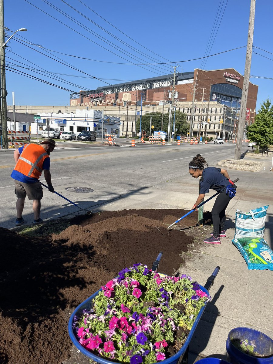 IndyDT's tweet photo. In our 3rd beatification push for Swim Trials, community volunteers and the @IndyDT Clean Team are pulling weeds, mulching, and planting flowers on South Street! 💐 @IndSportsCorp 

We hope to see you out enjoying the vibrancy of Downtown this week! https://t.co/elmWCtQaKt
