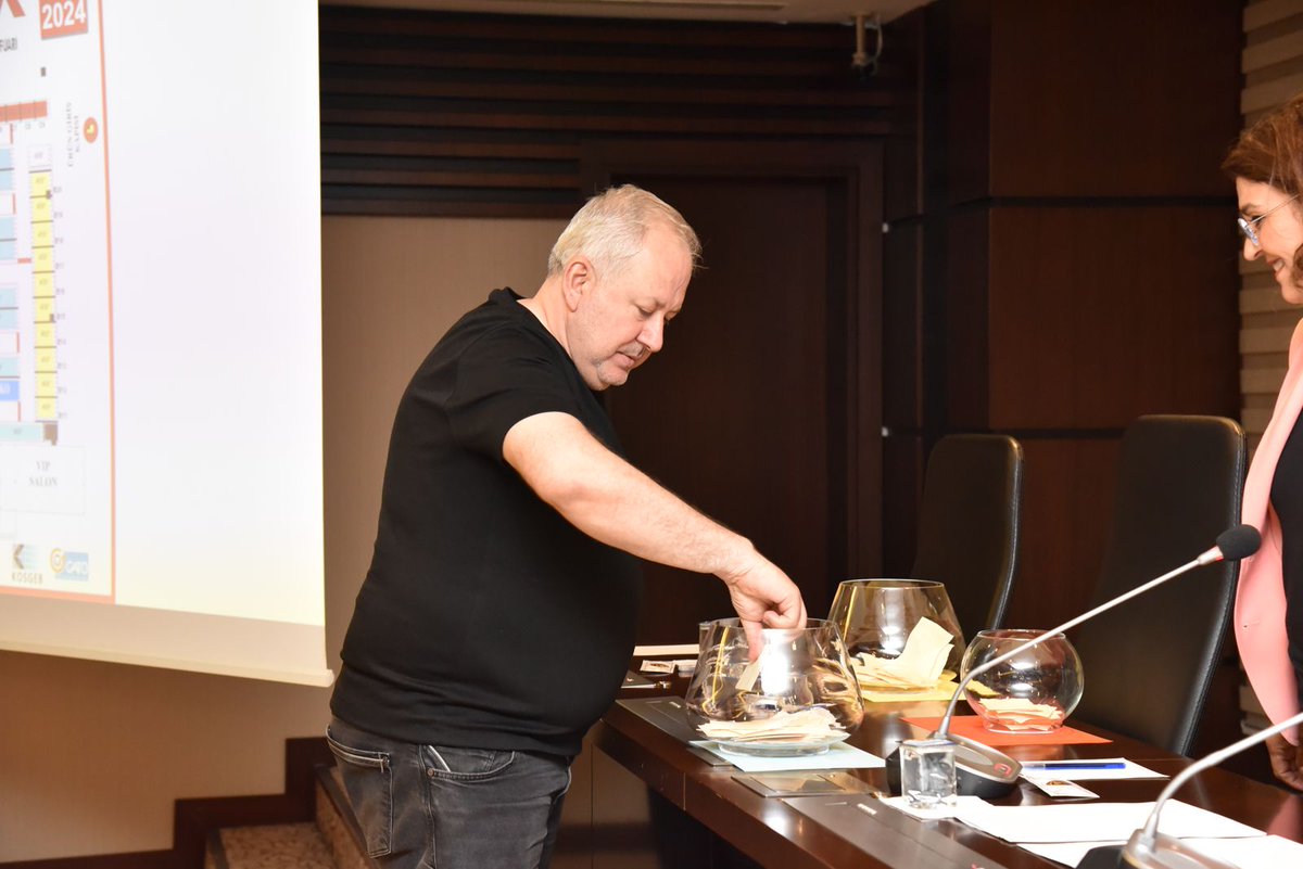 gso_kurumsal's tweet photo. ➡️ TRIKONFEX FUARI'NIN KURA ÇEKİLİŞİ YAPILDI

🔶 27-29 Haziran 2024 tarihleri arasında düzenlenecek olan TRIKONFEX 4. Triko, Triko İpliği, Konfeksiyon ve Teknolojileri Fuarı için stant kura çekilişi, Gaziantep Sanayi Odası'nda (GSO) yapıldı.

GSO ve Akort Fuarcılık iş birliğinde, KOSGEB ve Gaziantep Trikotajcılar Odası destekleri ile düzenlenen ve bölgenin tek triko fuar�� olma özelliğini taşıyan TRIKONFEX’in kura çekilişine, GSO Yönetim Kurulu Başkanı Adnan Ünverdi, Akort Fuarcılık Yönetim Kurulu Başkanı Hülya Akkaya, triko/tekstil sektörü temsilcileri, firma yetkileri ve GSO Genel Sekreteri Yusuf İzzettin İymen katıldı.

GSO Yönetim Kurulu Başkanı Adnan Ünverdi, programda yaptığı konuşmasında, fuarların sektörlere hacim kazandırdığını ve büyümesini sağladığını ifade ederek, "Bugün, TRIKONFEX Fuarımızın kura heyecanını yaşıyoruz. Bizler iş birliği yaptığımız ve destek veren kurumlarımızla beraber düzenlediğimiz fuarlarla kentimizin ve ülkemizin üretim ve ihracatına çok büyük katkılarda bulunuyoruz. Triko ve konfeksiyon sektörümüzü de eski günlerine inşallah hep birlikte kavuşturacak, daha da ileri taşıyacağız. Kura sonuçlarının tüm firmalarımıza hayırlı olmasını diliyorum. Kurban Bayramı’ndan sonraki hafta tüm sektörü fuarımızda buluşmaya davet ediyorum" ifadelerini kullandı.

Program, kura çekilişinin ardından sona erdi.