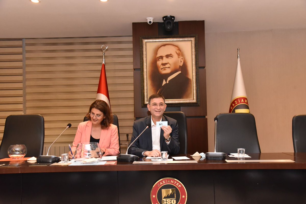 gso_kurumsal's tweet photo. ➡️ TRIKONFEX FUARI'NIN KURA ÇEKİLİŞİ YAPILDI

🔶 27-29 Haziran 2024 tarihleri arasında düzenlenecek olan TRIKONFEX 4. Triko, Triko İpliği, Konfeksiyon ve Teknolojileri Fuarı için stant kura çekilişi, Gaziantep Sanayi Odası'nda (GSO) yapıldı.

GSO ve Akort Fuarcılık iş birliğinde, KOSGEB ve Gaziantep Trikotajcılar Odası destekleri ile düzenlenen ve bölgenin tek triko fuar�� olma özelliğini taşıyan TRIKONFEX’in kura çekilişine, GSO Yönetim Kurulu Başkanı Adnan Ünverdi, Akort Fuarcılık Yönetim Kurulu Başkanı Hülya Akkaya, triko/tekstil sektörü temsilcileri, firma yetkileri ve GSO Genel Sekreteri Yusuf İzzettin İymen katıldı.

GSO Yönetim Kurulu Başkanı Adnan Ünverdi, programda yaptığı konuşmasında, fuarların sektörlere hacim kazandırdığını ve büyümesini sağladığını ifade ederek, "Bugün, TRIKONFEX Fuarımızın kura heyecanını yaşıyoruz. Bizler iş birliği yaptığımız ve destek veren kurumlarımızla beraber düzenlediğimiz fuarlarla kentimizin ve ülkemizin üretim ve ihracatına çok büyük katkılarda bulunuyoruz. Triko ve konfeksiyon sektörümüzü de eski günlerine inşallah hep birlikte kavuşturacak, daha da ileri taşıyacağız. Kura sonuçlarının tüm firmalarımıza hayırlı olmasını diliyorum. Kurban Bayramı’ndan sonraki hafta tüm sektörü fuarımızda buluşmaya davet ediyorum" ifadelerini kullandı.

Program, kura çekilişinin ardından sona erdi.