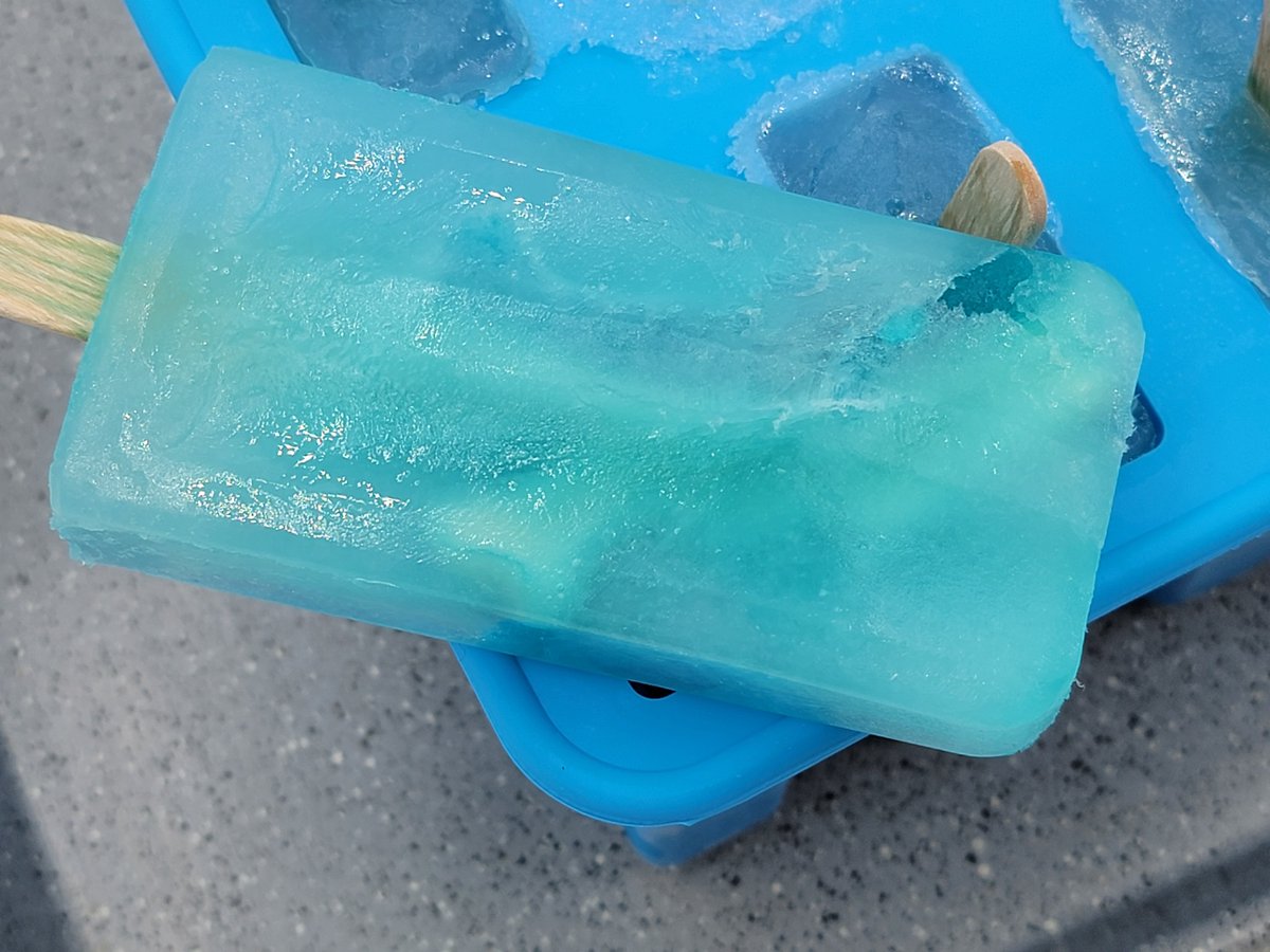 PinkNinjaBlogg's tweet image. Get the recipe 👉 pinkninjablog.com/shark-fin-pops… 

Summer Surfin' with Sharks! 🦈 | Shark Fin Popsicles! Beat the heat with some Shark Fin Popsicles. These blue-lemonade icy treats are sure to please all your sweaty little ones. 🦈 

#popsicle #sharkweek #dessertideas #desserttime