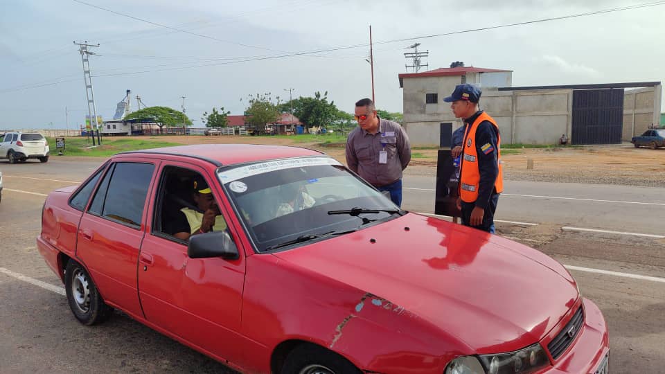 #Prevención | Los funcionarios del #INTT <a href="/PNBVzla/">Cuerpo de Policía Nacional Bolivariana.</a>, se encuentran concientizando a los conductores valle pascuense sobre el uso adecuado del cinturón de seguridad por una movilidad segura.

#VenezuelaPotencia
