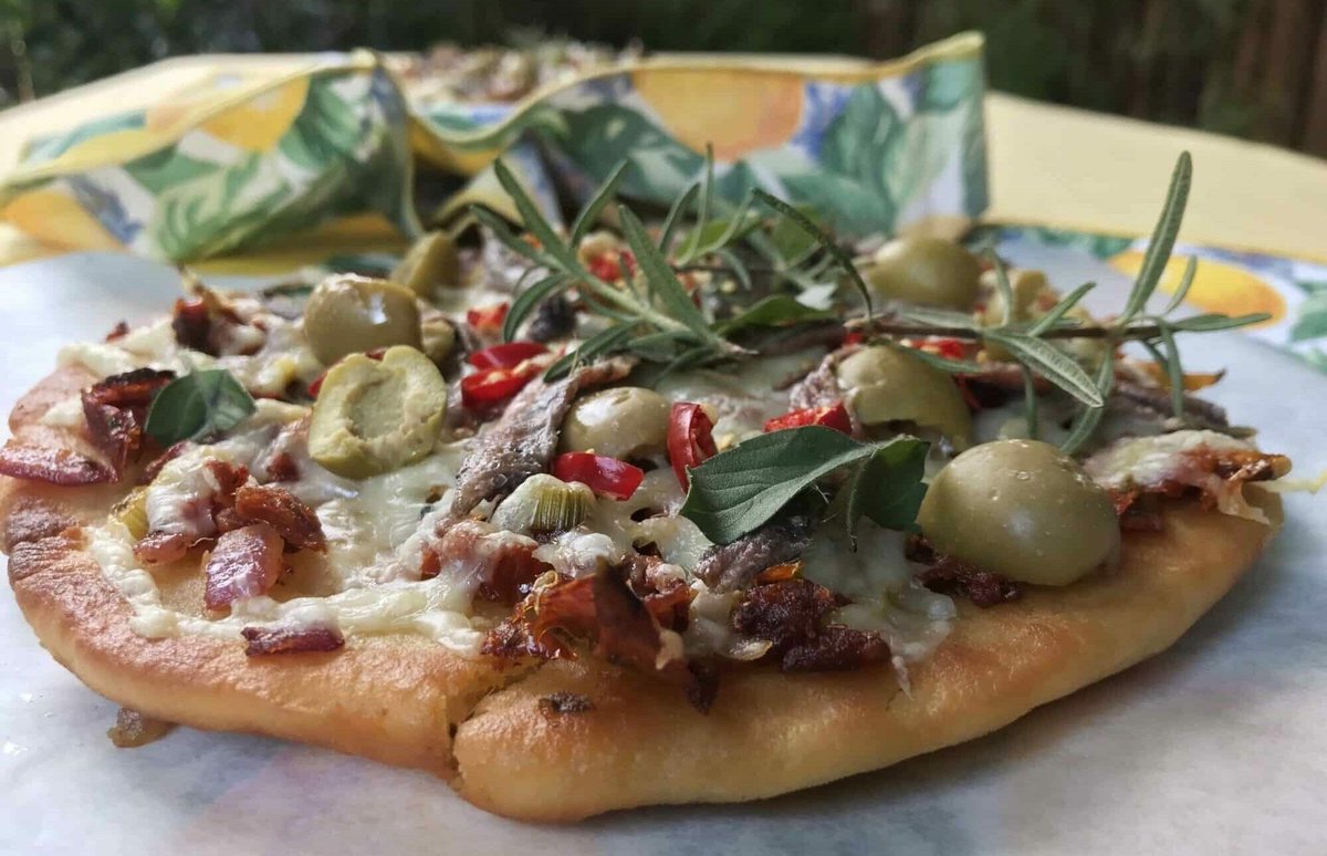 PepperScale's tweet photo. 🌶️ Discover the sun-soaked flavors of Sicily with Tarongia, a unique flatbread topped with tangy pecorino, anchovies, and fiery red serrano peppers. Perfect as an appetizer or light lunch!

Get the recipe: https://t.co/rcLhVdbNjs

 #SicilianCuisine #SpicyFood #SpicyRecipes https://t.co/82ZAKAI8eX