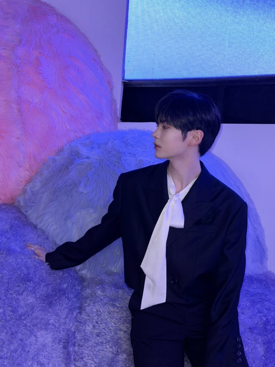 ZB1_official's tweet image. _𝗭𝗘𝗥𝗢𝗙𝗢𝗖𝗨𝗦

아이랜드2에 등장한 NEW 스토리텔러 한빈!
짧은 순간, 강렬한 존재감은... 그저 빛✨

#ZEROBASEONE #ZB1
#제로베이스원