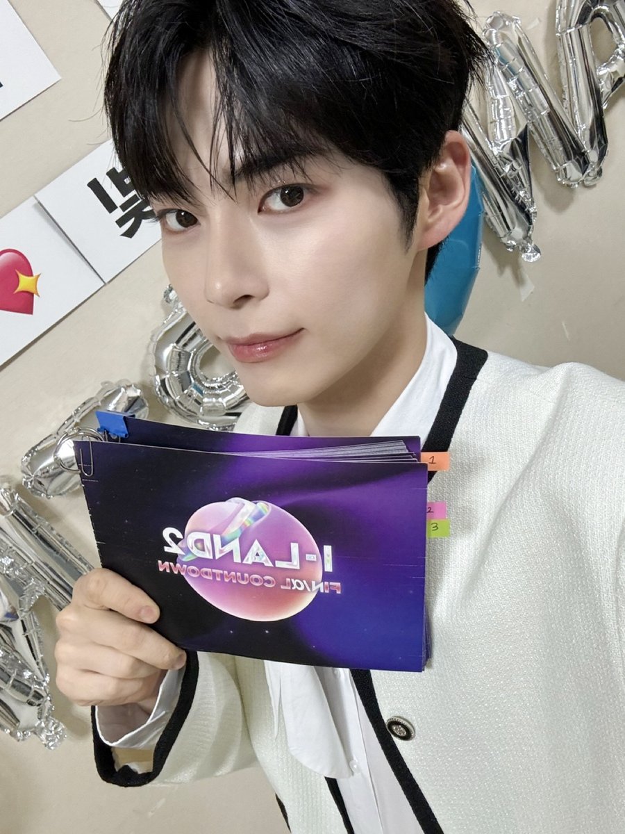 ZB1_official's tweet image. _𝗭𝗘𝗥𝗢𝗙𝗢𝗖𝗨𝗦

아이랜드2에 등장한 NEW 스토리텔러 한빈!
짧은 순간, 강렬한 존재감은... 그저 빛✨

#ZEROBASEONE #ZB1
#제로베이스원