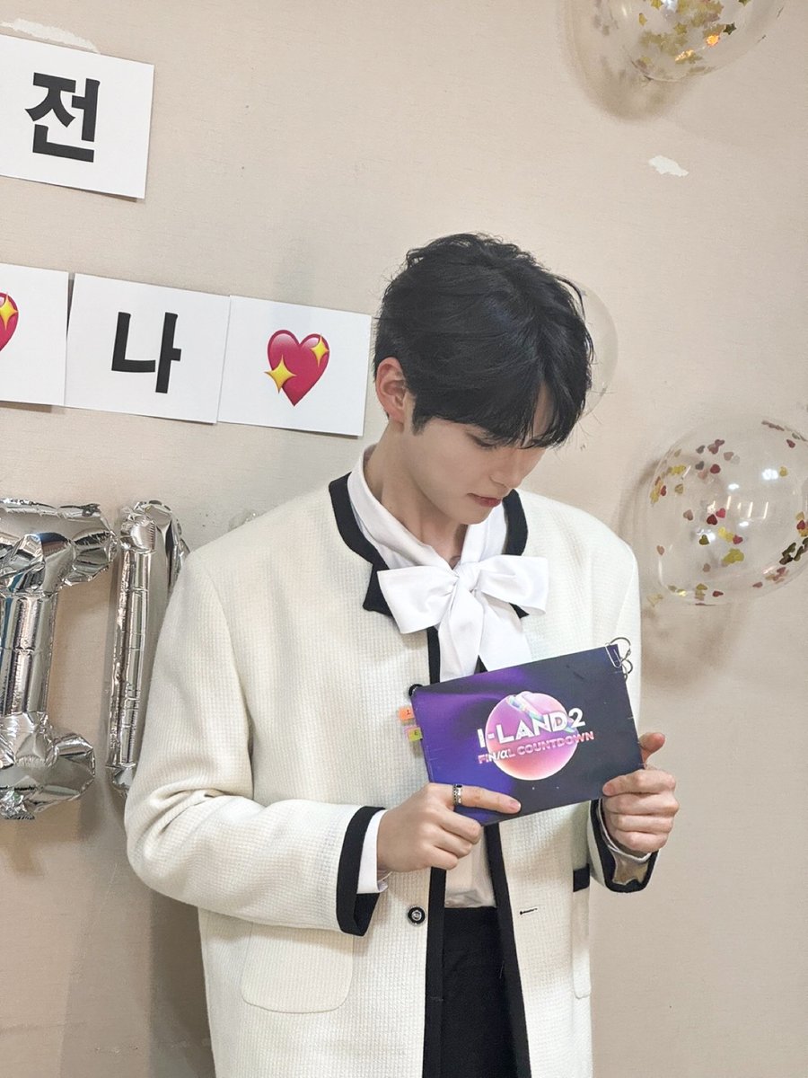 ZB1_official's tweet image. _𝗭𝗘𝗥𝗢𝗙𝗢𝗖𝗨𝗦

아이랜드2에 등장한 NEW 스토리텔러 한빈!
짧은 순간, 강렬한 존재감은... 그저 빛✨

#ZEROBASEONE #ZB1
#제로베이스원