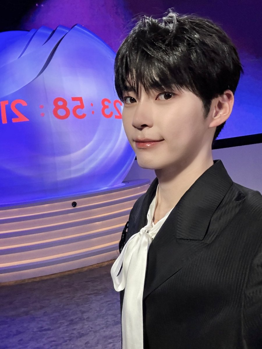 ZB1_official's tweet image. _𝗭𝗘𝗥𝗢𝗙𝗢𝗖𝗨𝗦

아이랜드2에 등장한 NEW 스토리텔러 한빈!
짧은 순간, 강렬한 존재감은... 그저 빛✨

#ZEROBASEONE #ZB1
#제로베이스원
