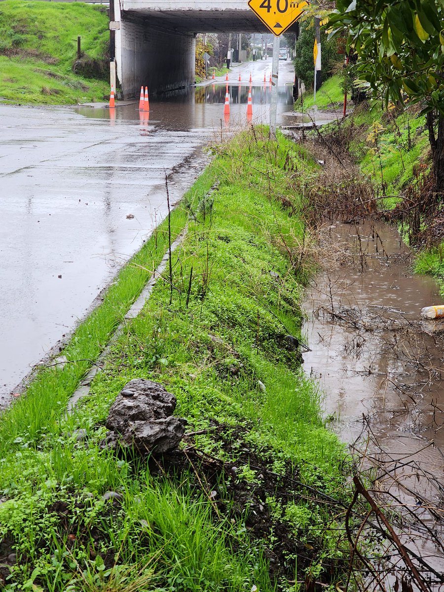 ThePabloPS's tweet photo. @autopistaruta78 ayuda con en el paso nivel de Nazario Araos  (peaje El Paico) para sacar el agua con bombas. La calle esta cortada, el agua cubre la vereda. El Canal ficticio esta colapsado llegando a conexion de agua potable perjudicando a familias del sector. @MuniElMonte https://t.co/2llFt7cYOn