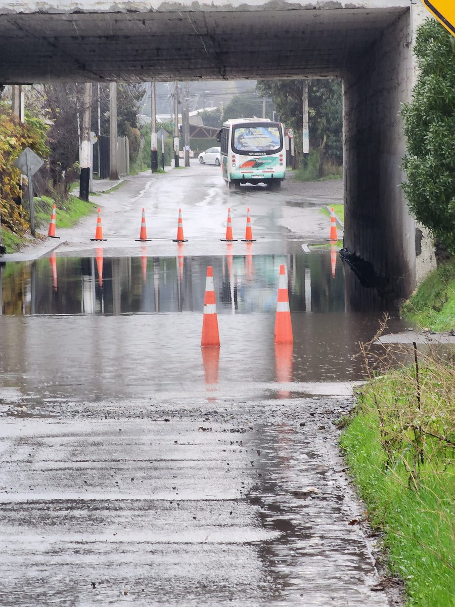 ThePabloPS's tweet photo. @autopistaruta78 ayuda con en el paso nivel de Nazario Araos  (peaje El Paico) para sacar el agua con bombas. La calle esta cortada, el agua cubre la vereda. El Canal ficticio esta colapsado llegando a conexion de agua potable perjudicando a familias del sector. @MuniElMonte https://t.co/2llFt7cYOn
