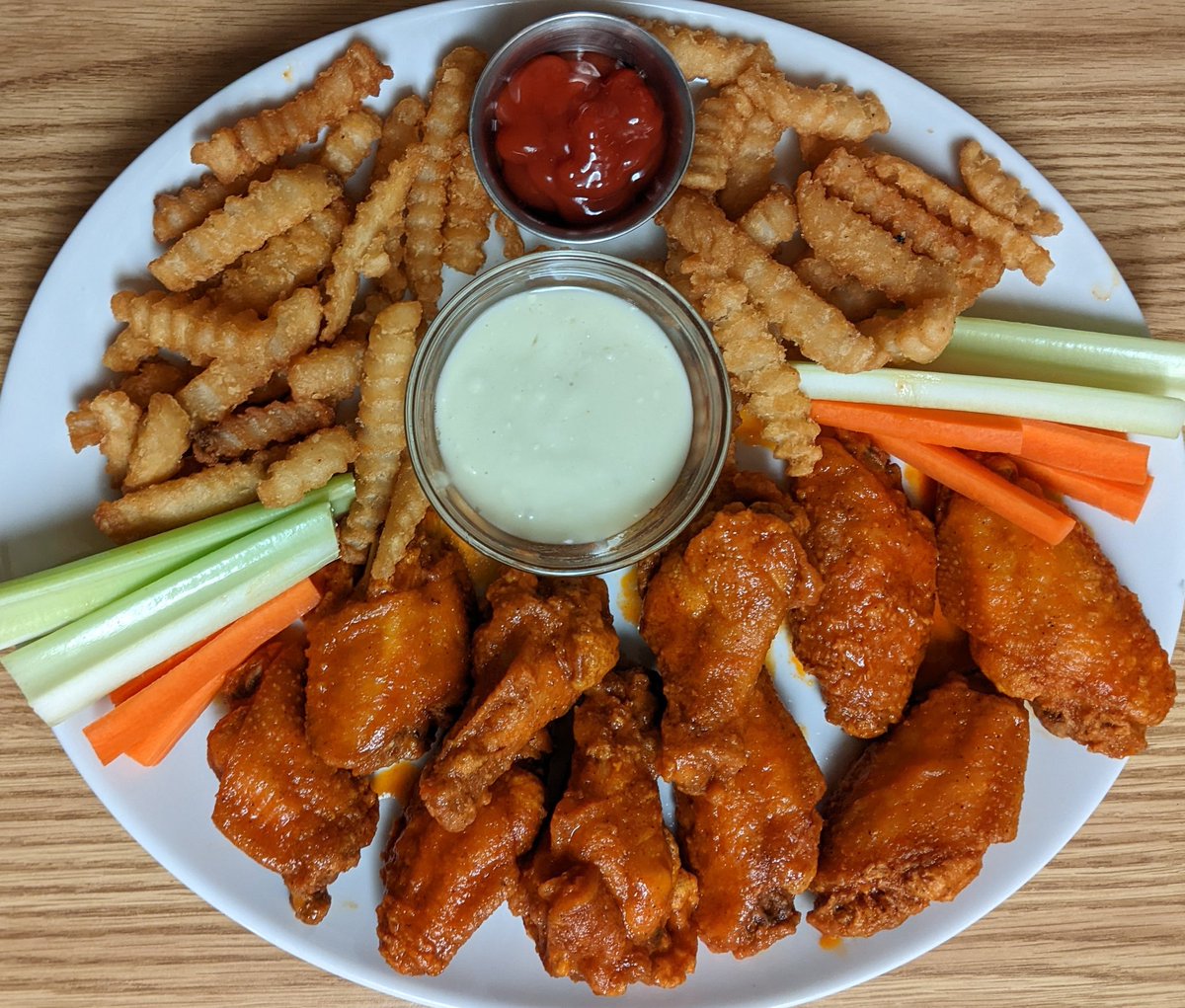 recipesallkinds's tweet photo. Hot Wings, Fries, Celery, Carrots & Blue Cheese
#allkindsofrecipes #testkitchen #habanerohotwings #habanerowings #habanero #breadedwings #wings #hotwings #hotbreadedwings #chickenwings #spicy #frenchfries #fries #crinklecutfries #celery #carrots #bluecheese #barfood https://t.co/YTAa9vNoBB