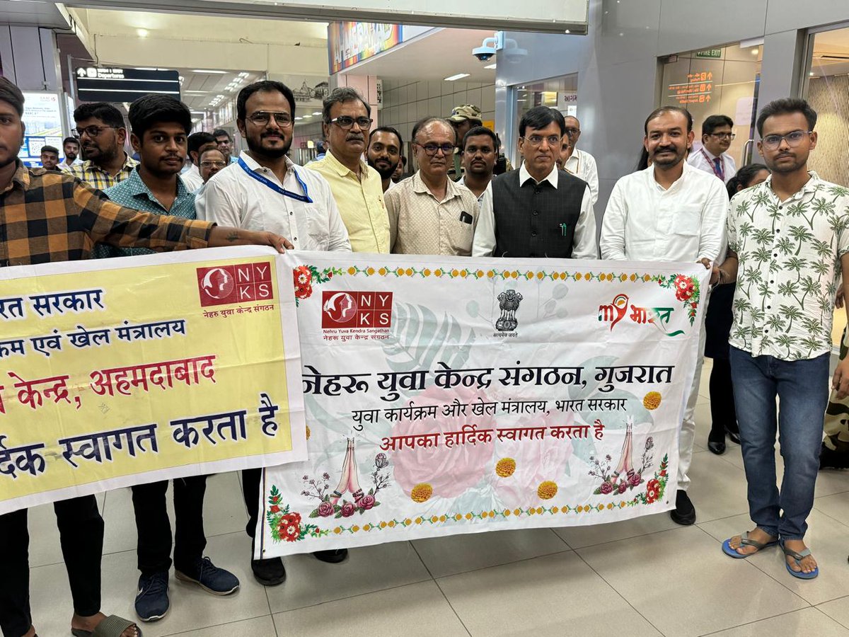 mybharatgujarat's tweet photo. @mansukhmandviya @OfficeOf_MM माननीय मंत्री महोदय के कार्यभार ग्रहण के बाद प्रथम बार गुजरात आगमन पर नेहरू युवा केन्द्र संगठन गुजरात के राज्य निदेशक श्री दुष्यंत भट्ट द्वारा स्वागत किया गया । @NYKJunagadh @nyksindia @YASMinistry https://t.co/0C20eDSRsN