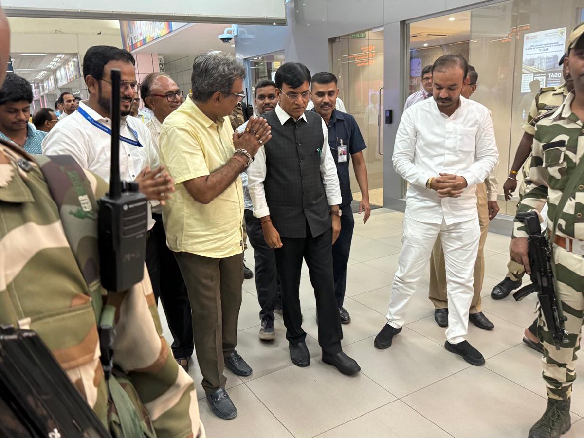 mybharatgujarat's tweet photo. @mansukhmandviya @OfficeOf_MM माननीय मंत्री महोदय के कार्यभार ग्रहण के बाद प्रथम बार गुजरात आगमन पर नेहरू युवा केन्द्र संगठन गुजरात के राज्य निदेशक श्री दुष्यंत भट्ट द्वारा स्वागत किया गया । @NYKJunagadh @nyksindia @YASMinistry https://t.co/0C20eDSRsN