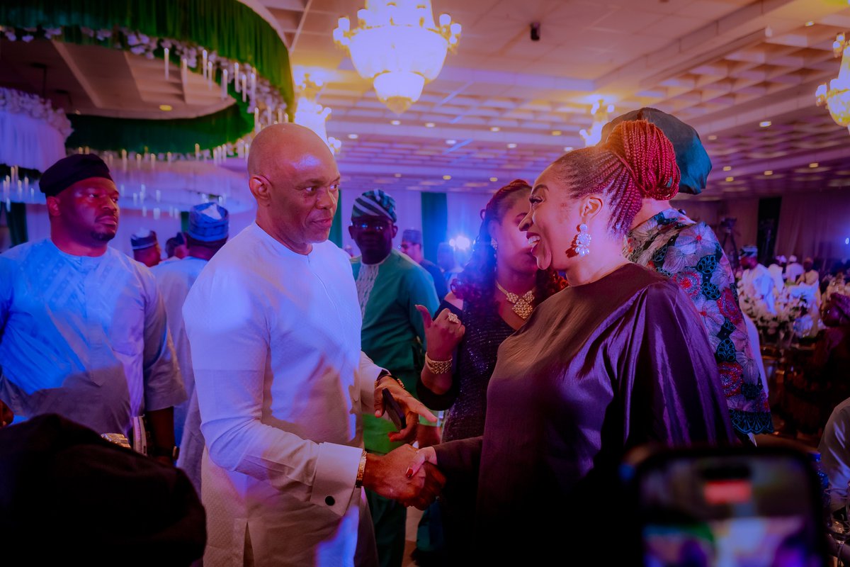 PEBECgovng's tweet image. Celebrating Nigeria's Democracy Day🇳🇬🇳🇬🇳🇬

Yesterday, Dr Jumoke Oduwole @joduwole attended a Statehouse banquet hosted by Mr President, Asiwaju Bola Ahmed Tinubu GCFR @officialABAT to commemorate 25 years of uninterrupted democracy in Nigeria.

#PEBEC #Wemove🇳🇬 #DemocracyDay