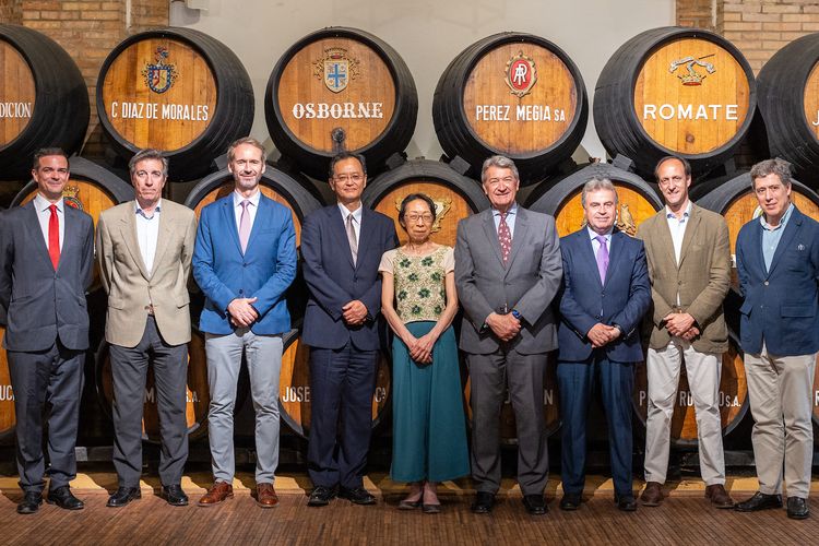 evoinos's tweet photo. During the celebration of #Vinoble a special act of twinning of Sherry wines with SAKE took place. Mr. Saldaña, H.E. Ambassador Nakamae, offering Yoshiko Akehi the key to the Bodega de San Ginés, in recognition for 25 yrs of dedication to Sherry wines, https://t.co/Wbyv7JWbDZ https://t.co/rNRCqV3BWL